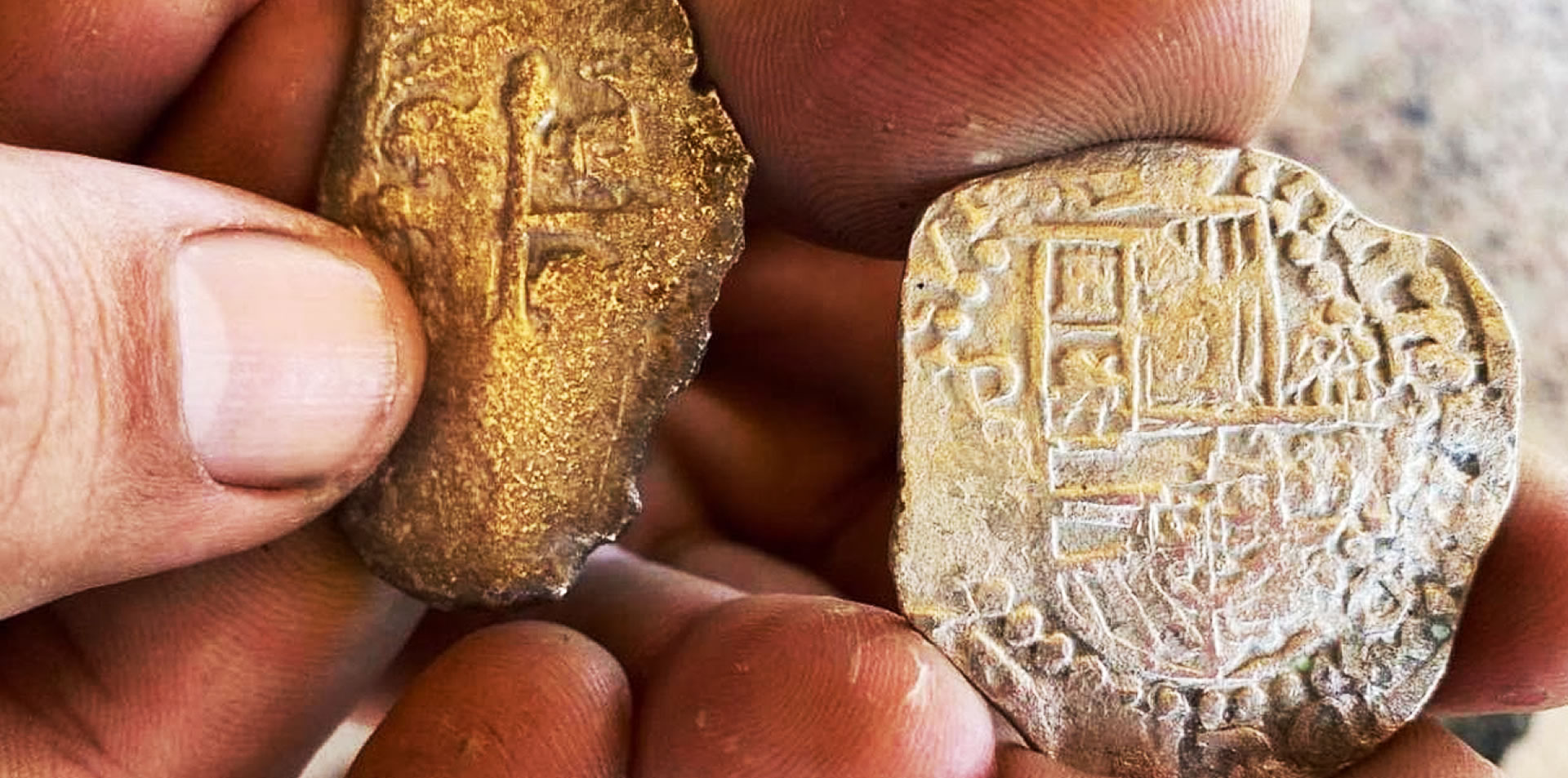 Caçadores de tesouros encontram moedas raras em praia da Flórida