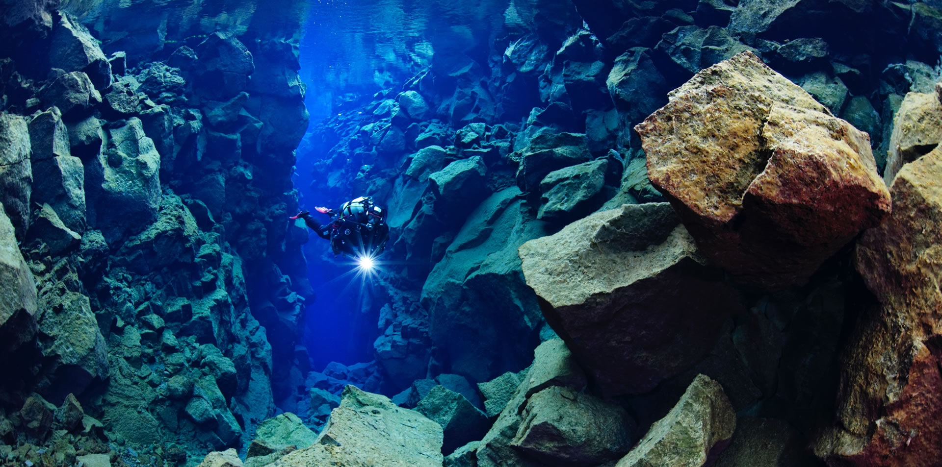 Fissura de Silfra: Um mergulho entre dois continentes